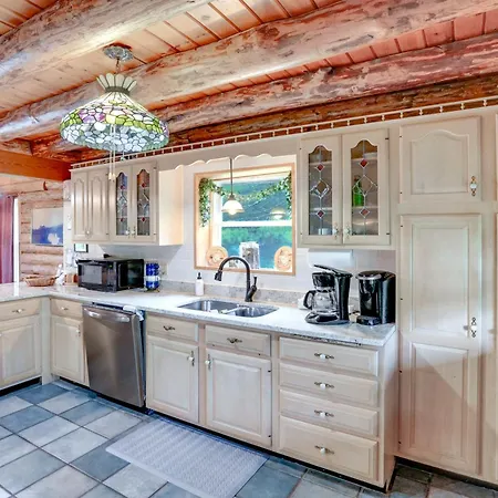 Pet-Friendly New York Cabin With Hot Tub And Game Room